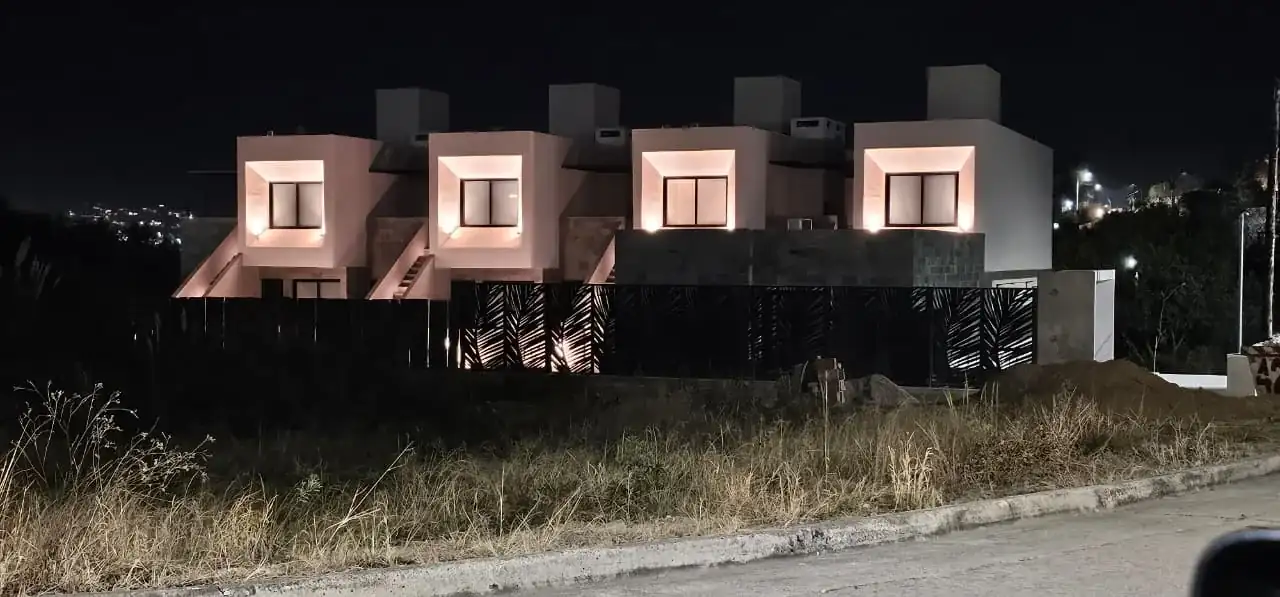 Apart de la Villa · obra construida nocturna