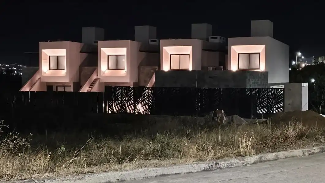 Apart de la Villa · obra real nocturna