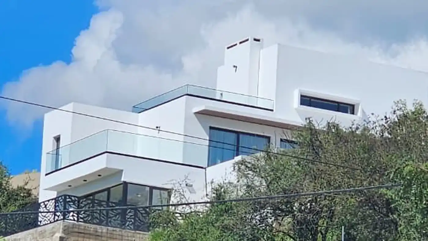 Obra real de Estancia Q2 recortada al mismo encuadre proporcional